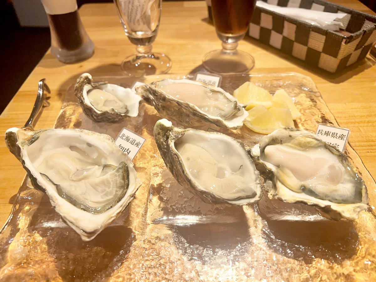 kazu_yamagishi's tweet photo. 川越巡り。「どうしよう?」と、うだうだ言いながら辿り着いたのは、OYSTER&WINE『kitchen K』。
生牡蠣全種盛り で本日の川越巡りは、これにて終幕!
#kitchenK #kitchen_K #川越グルメ #牡蠣 #川越 https://t.co/TC4HcJ80jO