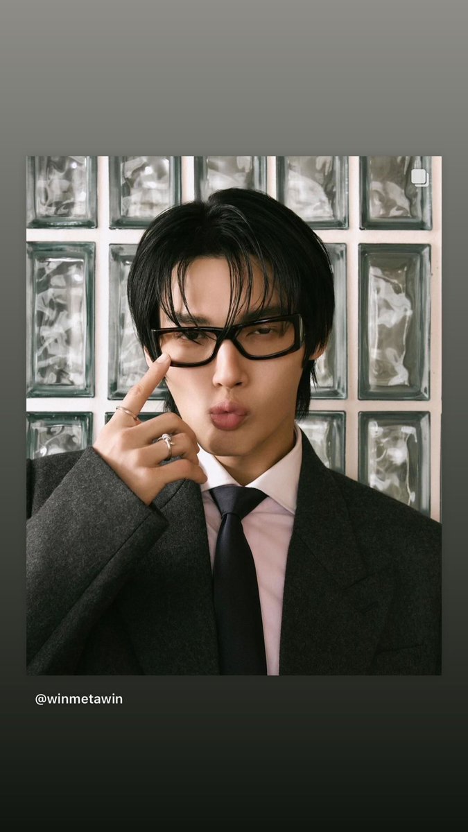 Winmetawin_CNFC's tweet photo. Win likes this group photos too🤭

 BA WIN X PRADA SS25

#PradaSS25xWin
#PradaSS25 #Prada
#PradaXWin 
#winmetawin https://t.co/zOuRssFYIf