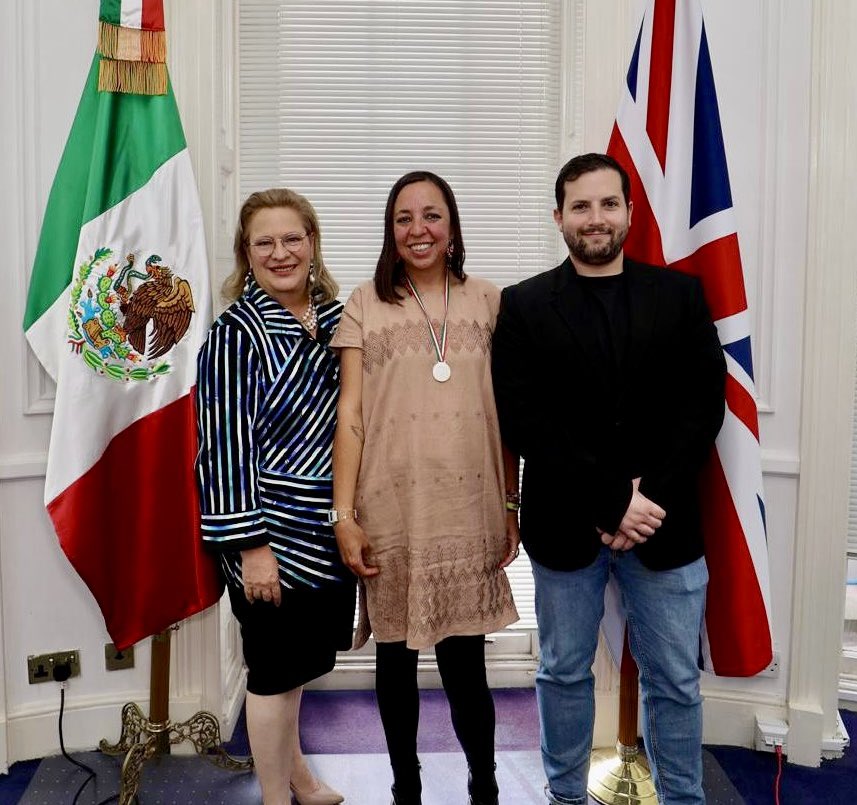Tuve el gran honor de entregar a Paola Feregrino <a href="/chicapulp/">Pao Fere @chicapulp</a> el Reconocimiento #OHTLI2024 del <a href="/IME_SRE/">IMME</a> <a href="/SRE_mx/">Relaciones Exteriores</a>, por su labor de más de una década a favor de la comunidad mexicana en el Reino Unido!! A lo largo de su trayectoria, Paola ha sido una fuerza incansable en la
