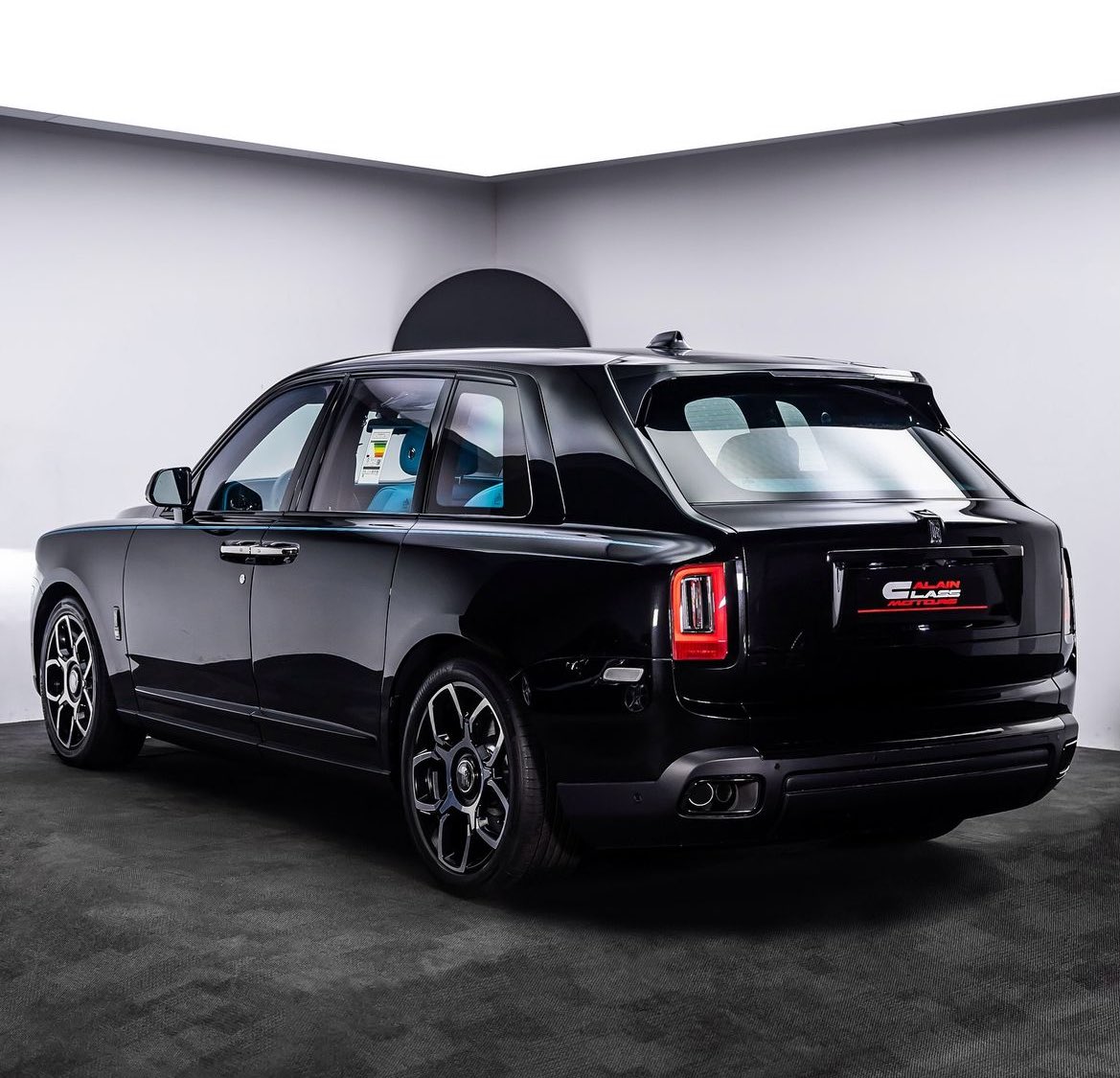 LuxuryCars365's tweet photo. Rolls Royce Cullinan 🥶 https://t.co/yL0khGetUo