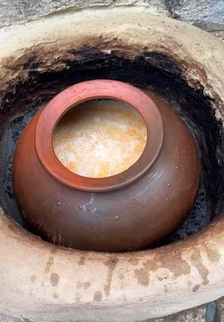 अब तो मेरे ख्याल से किसी के घर मे न हड़िया होगी और न मिट्टी के बने बरोसी।दूध जब धीरे धीरे गरम हो कर लाल हुआ करता था 

अब इस आधुनिक मोमो पिज्जा बर्गर युग मे यह सब विलुप्त हो चुका है अब न रही वह दही की लाल मलाई न और न ही बरोसी का दूध .
खुद के बचपन की यादें.
🙏🙏🙏
<a href="/highlight/">highlight</a>