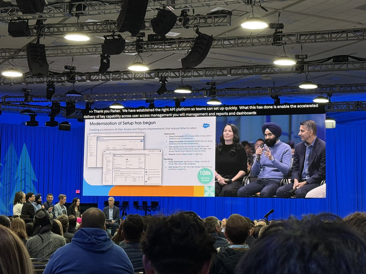 Christina Moore tweet media