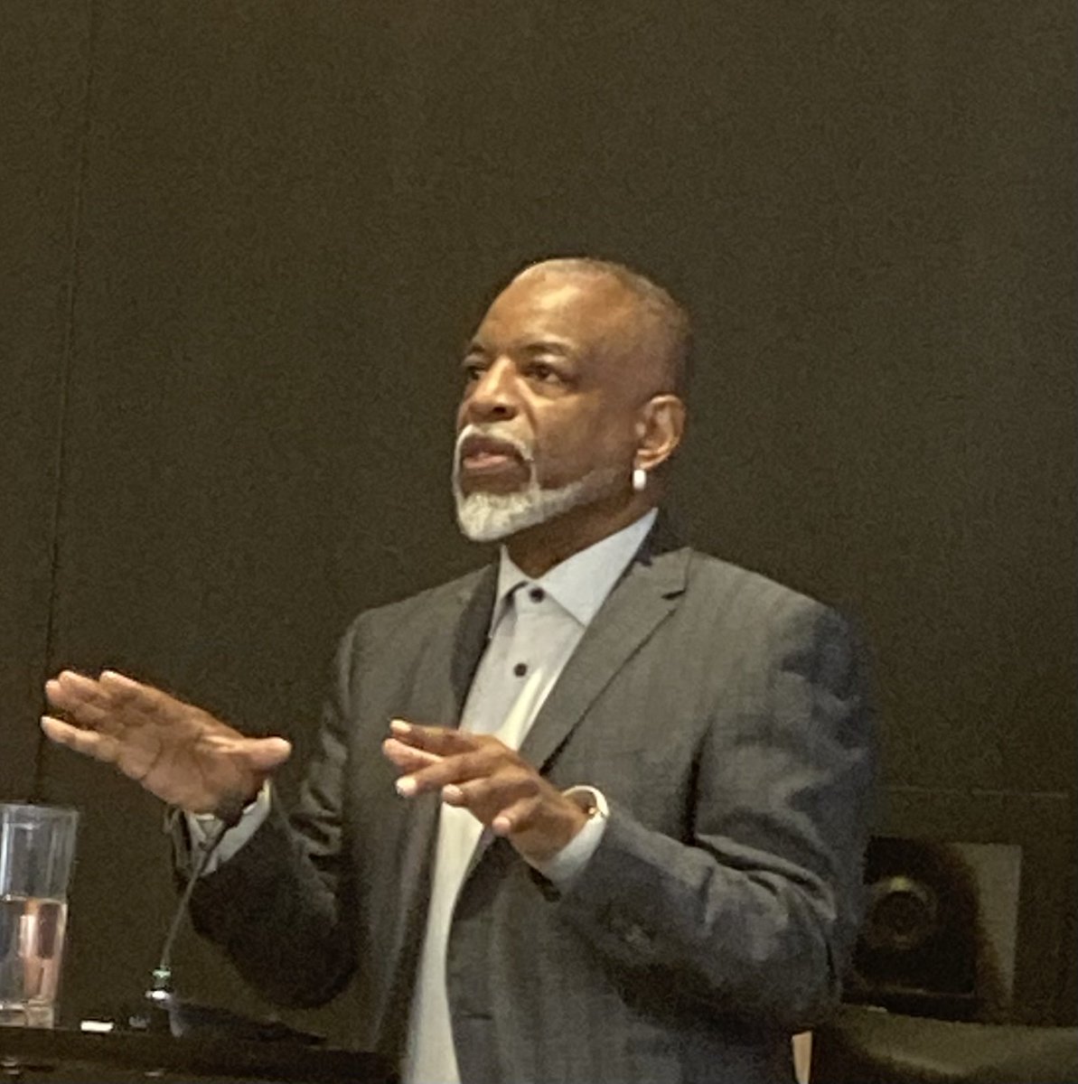 helenwan1's tweet image. Thank you @FrankfurtKurnit for a great event honoring the amazing @LeVarBurton as a Champion of Change. As a kid learning American English, idioms, and pop culture from beloved TV shows like #ReadingRainbow, I never dreamed I’d ever get to meet him &amp;amp; hear his thoughts in person.