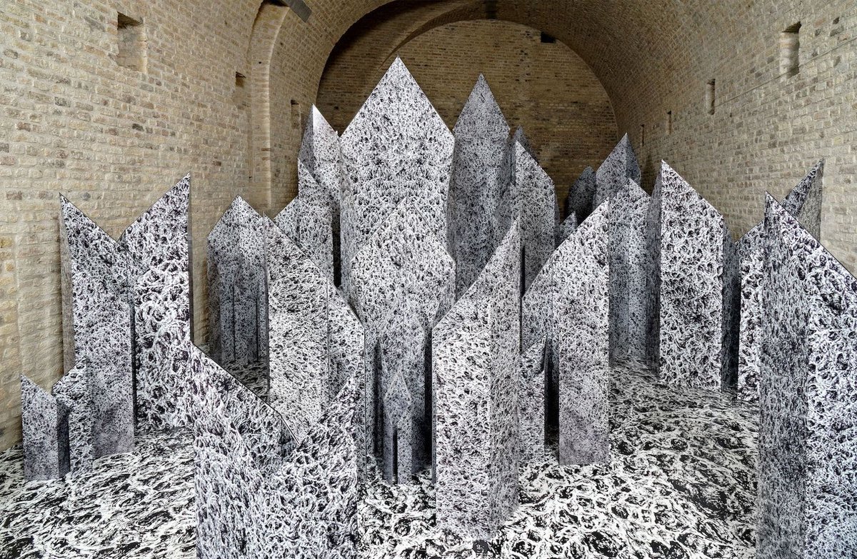 Memento Mori (Catherine Lacaze-Paule): “Com un memento mori, les representacions imaginàries de la mort apareixen en la vida quotidiana de la cultura, hi fan irrupció, sense missatge.” 

ciutatdeleslletres.com/memento-morica…