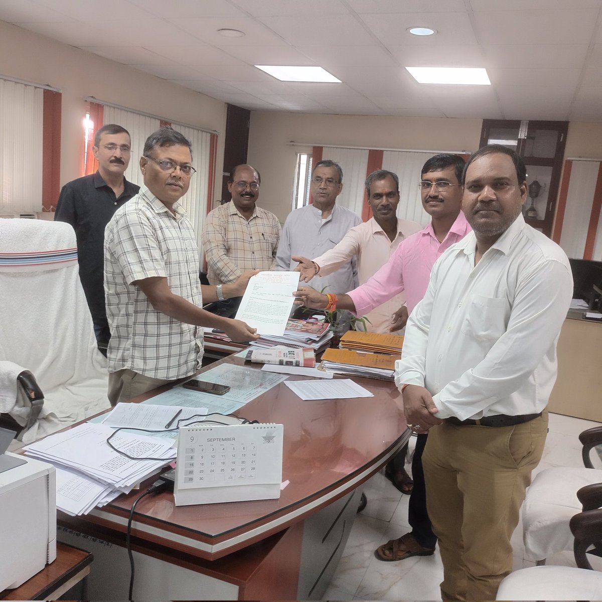 आज दिनांक19 सितम्बर 2024 को पटना में कर्मचारी पेंशन स्कीम (EPS )1995में न्यूनतम पेंशन बढ़ोतरी एवं आयुष्मान से जोड़ने हेतु क्षेत्रीय आयुक्त महोदय को ज्ञापन देते हुए।