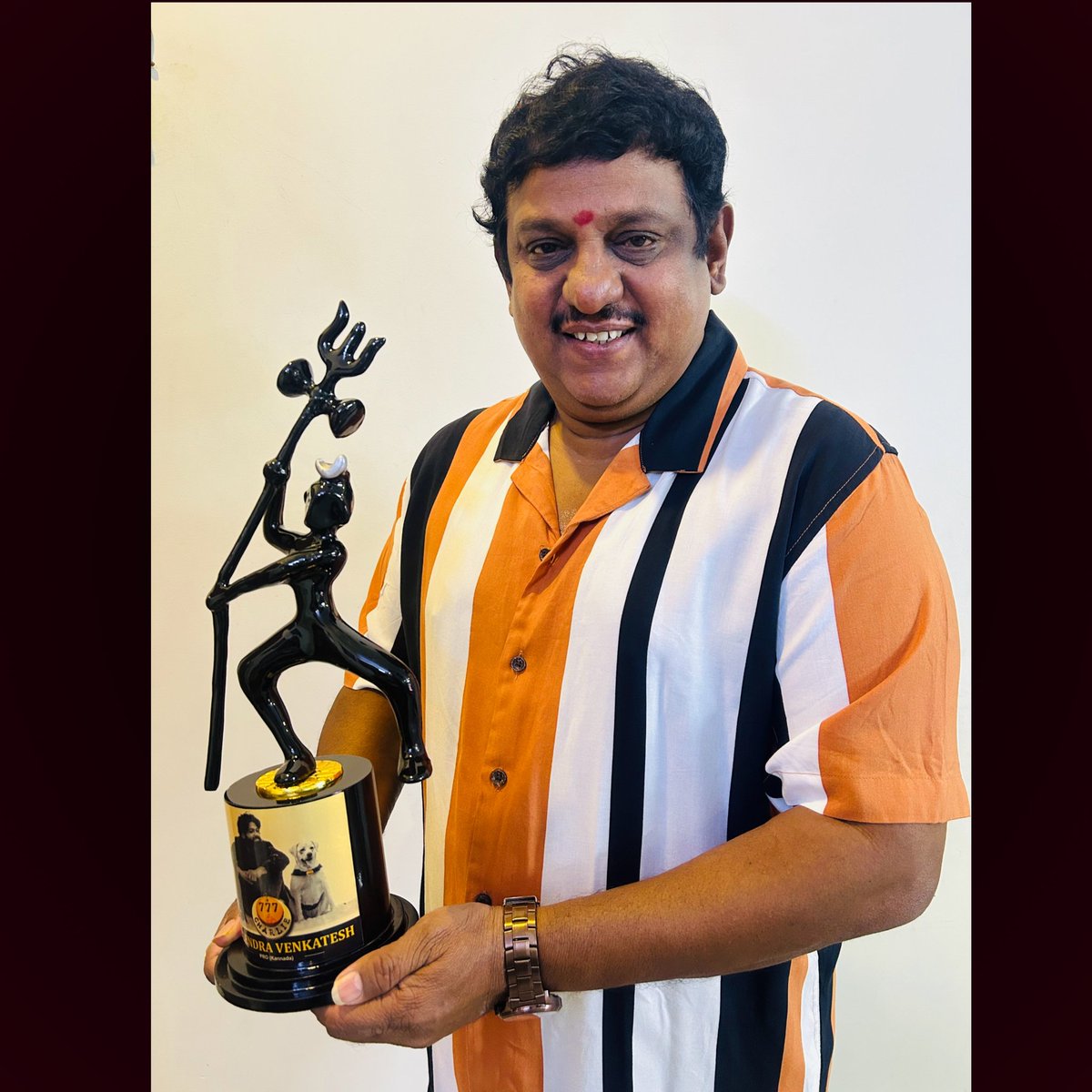 PRO_SVenkatesh's tweet image. I&apos;m grateful for receiving this award from @ParamvahStudios Production, @rakshitshetty sir and Director @Kiranraj61  sir and I congratulate the entire team of *777 Charlie*  on behalf of @R_Chitravani

With regards 
#SudheendraVenkatesh