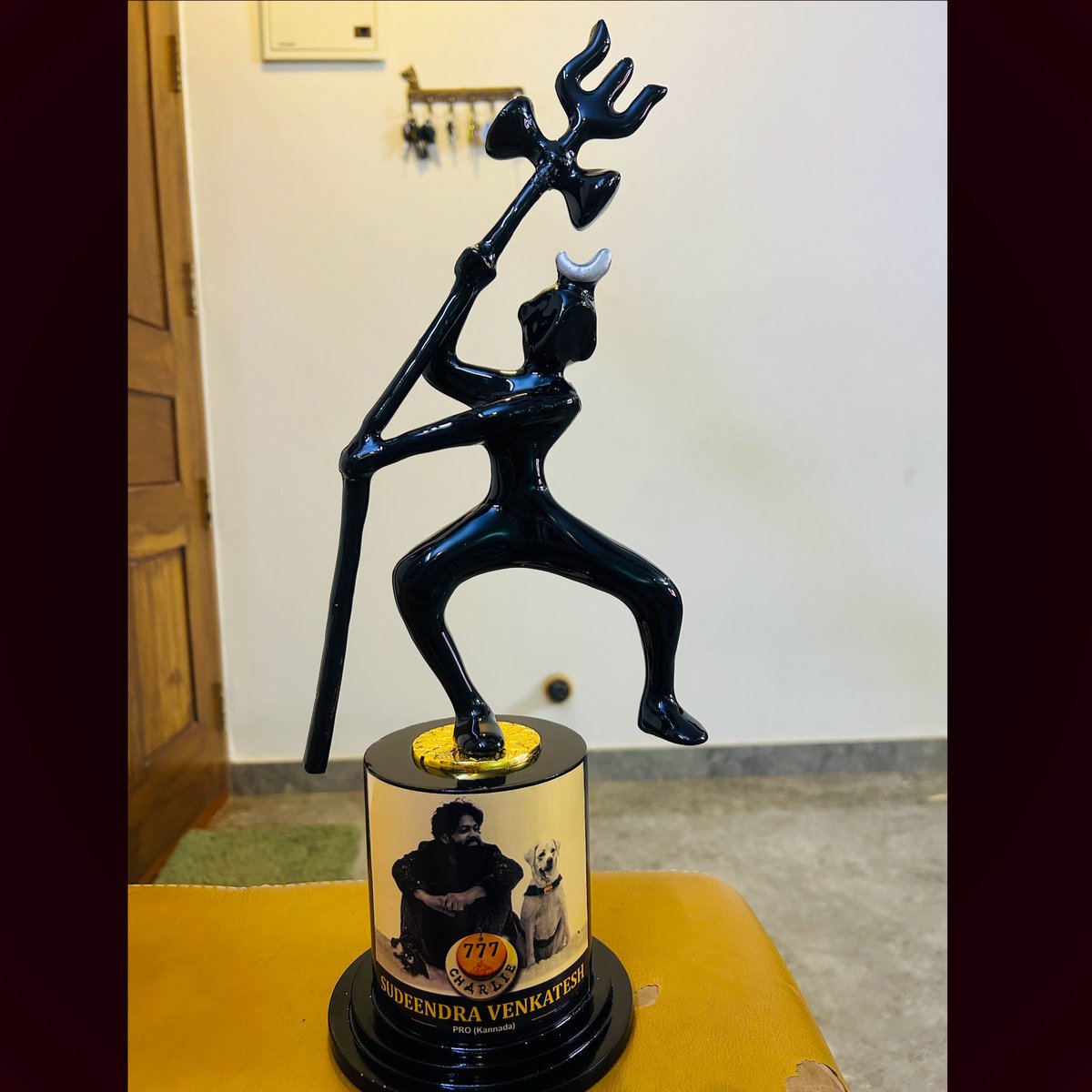 PRO_SVenkatesh's tweet image. I&apos;m grateful for receiving this award from @ParamvahStudios Production, @rakshitshetty sir and Director @Kiranraj61  sir and I congratulate the entire team of *777 Charlie*  on behalf of @R_Chitravani

With regards 
#SudheendraVenkatesh