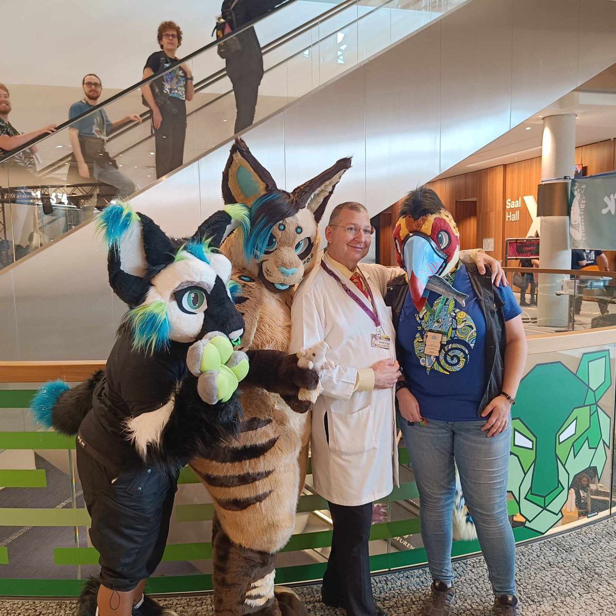 Hello guys! I'm an attendee for #Eurofurence28 and you can see me fluffing around all week until Sunday night! Today I will bounce around after 10:20 pm, so keep your eyes open and come to say hi!  <a href="/Unclekage/">Uncle Kage, now at 🟦sķy</a> were so sweet and took a foto with us too!