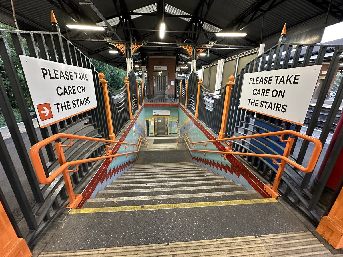 traceydw's tweet photo. Alighting from the train recently, I overheard two of my fellow passengers discussing which way to go: “so it’s right for the train, and left for George?” @TheStourbridge  Made me smile! #CatsOfTwitter https://t.co/RRV1w28A0i