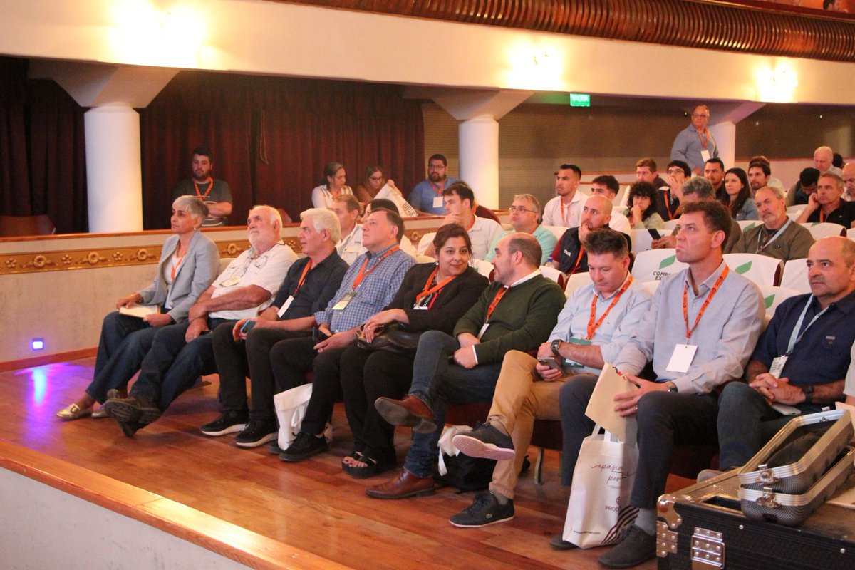 #AHORA | XXXIX Jornada Nacional del #Maní 🌱🥜

Bajo el lema "Un encuentro con el maní cordobés" se realiza en el Teatro Municipal Sociedad Italiana de la localidad de General Cabrera, la edición 39 de este importante evento.

✅ Organizado por <a href="/IntaGralCabrera/">INTA General Cabrera</a> y <a href="/CIAgralcabrera/">Centro de Ingenieros Agrónomos</a>