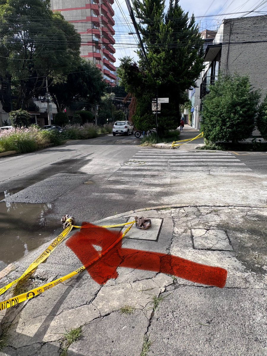 cespinosab's tweet photo. @BJAlcaldia ¿alguna razón para hacer que las rampas para personas discapacitadas conduzcan al arroyo vehicular y no un paso de cebra? https://t.co/Pt1sksDr2Y