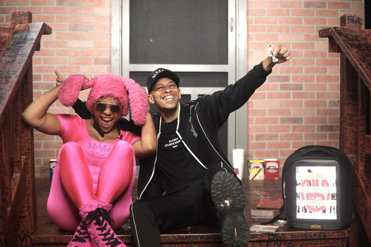 Off The Porch: NuFace On Documenting The Culture, His Collection Being Showcased, Getting Fabo on ‘Michael’ Album &amp; More dlvr.it/TDRZYV via <a href="/KlubXclusive/">#KlubXclusive 🔥</a>