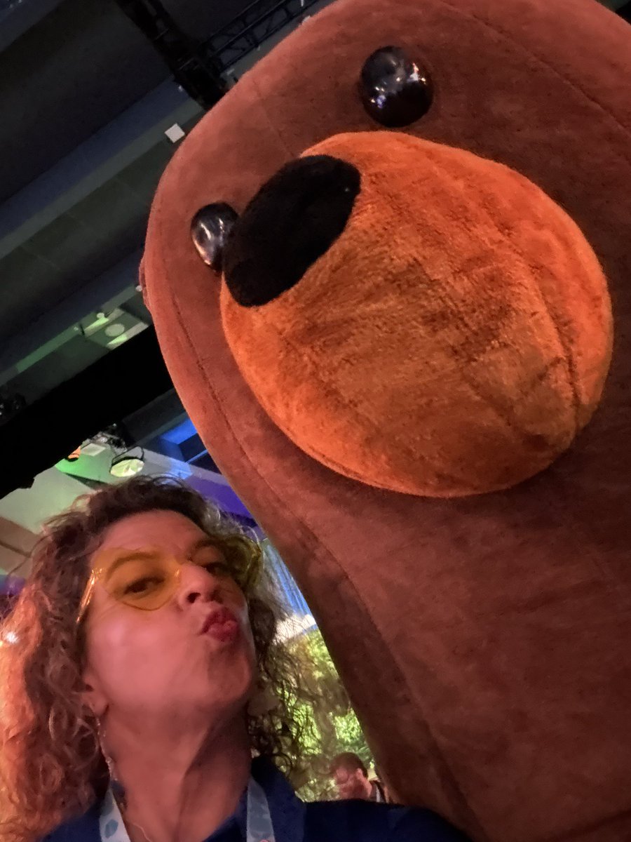 Christina Moore tweet media