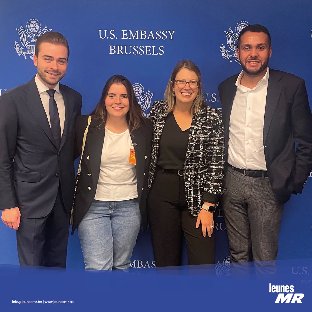 ✨ Notre présidente Laura Hidalgo, notre délégué aux Relations Internationales Cédric de Buf  et notre Chargé aux affaires étudiantes Lancelot Verschaeren , ont rencontré Christina Barsky à l'ambassade des États-Unis. Experte en processus électoraux à l'Université du Montana