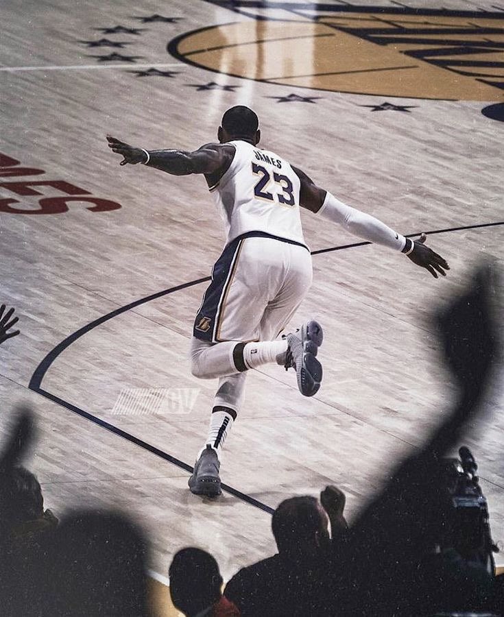 LBJsBest's tweet photo. This LeBron pic too cold 🥶 https://t.co/KcLISFotRK