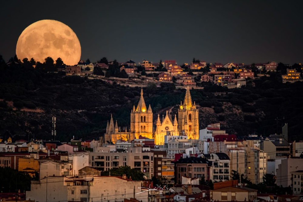 😍Tremenda imagen de esta maravilla de la naturaleza.... y detrás, la Superluna de Cosecha que hemos visto en León durante estos días😍

Imagen vía: @Davidgs.es

#leonesp #cazurreo #igersleon #igersleonesp #igersspain #viral #picoftheday #moon #luna