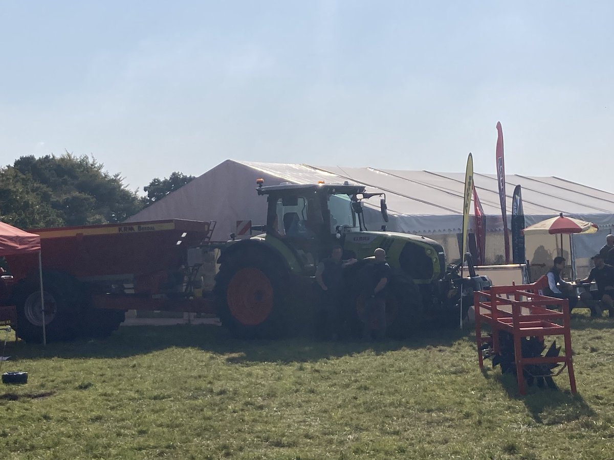 cereals_sw's tweet image. What a beautiful Devonshire day to be talking pH, liming and related agronomy. Thanks for the invite Glendinning, see you next year. @TheAHDB