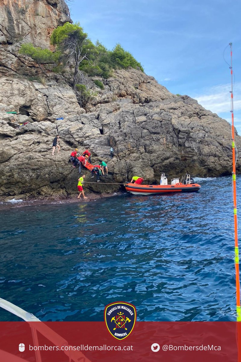 BombersdeMca's tweet image. Rescat d'un escalador que ha caigut d'uns 5m mentre practicava psicobloc al Port de Sóller. Hem fet primera assistència sanitària i immovilització amb llitera fins a la pneumàtica dels #socorristes de Sóller. I d'allà al @SAMU061IB.
#GrupdeRescaydeMuntanya
#ParcInca
#ParcSóller