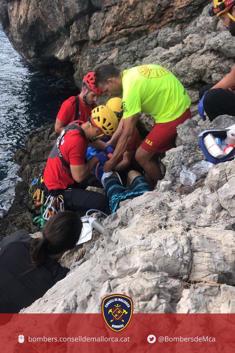 BombersdeMca's tweet image. Rescat d'un escalador que ha caigut d'uns 5m mentre practicava psicobloc al Port de Sóller. Hem fet primera assistència sanitària i immovilització amb llitera fins a la pneumàtica dels #socorristes de Sóller. I d'allà al @SAMU061IB.
#GrupdeRescaydeMuntanya
#ParcInca
#ParcSóller