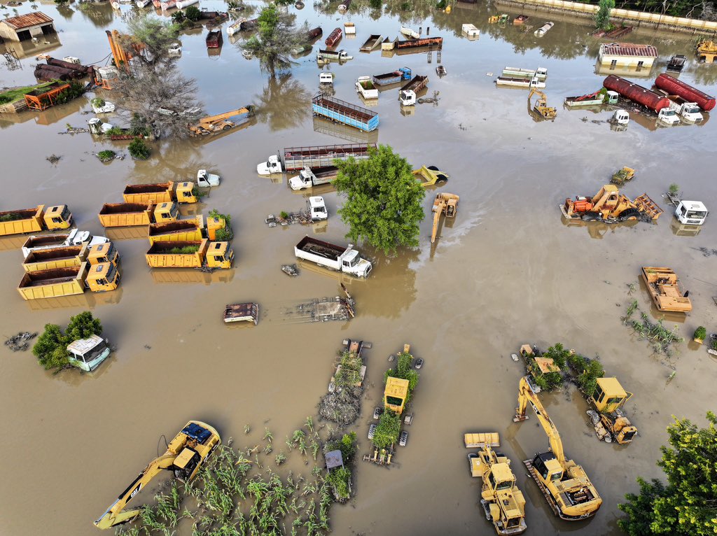Trucks in stagnant water close to Lake Chad Basin area, Maiduguri.

Days after the #MaiduguriFlood, stagnant water remains in many areas.