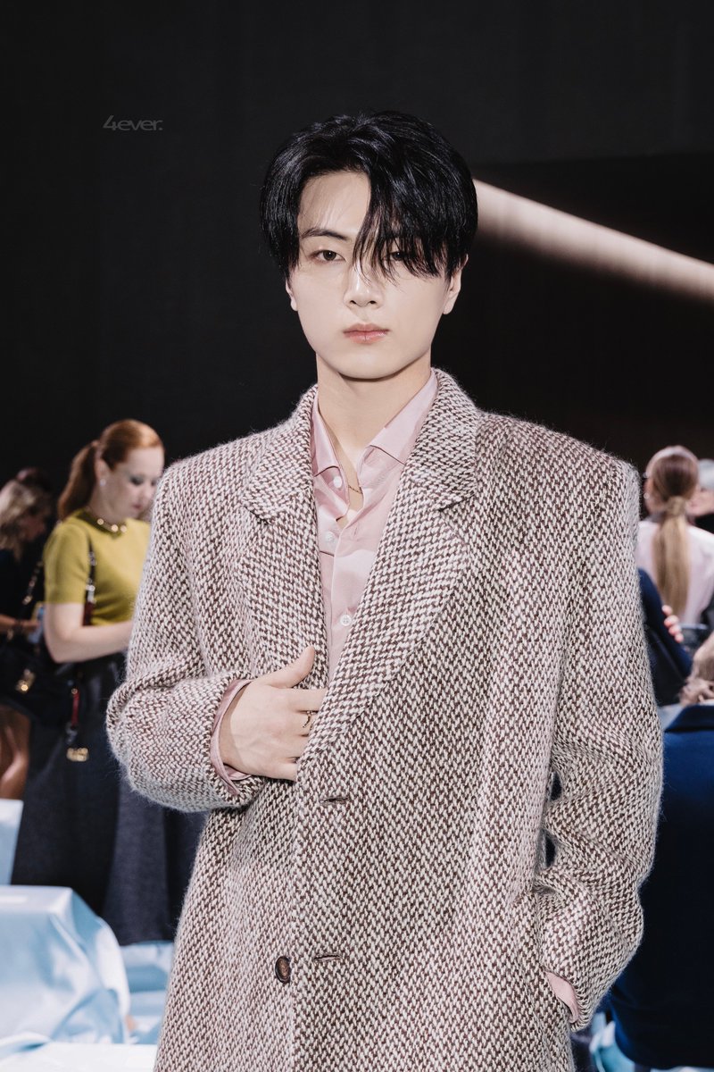📸 Jay of ENHYPEN at the Prada SS25 fashion show at Milan Fashion Week.

#ENHYPEN #JAY #제이 #종성  #PRADAxENHYPEN #PradaSS25 #MFW