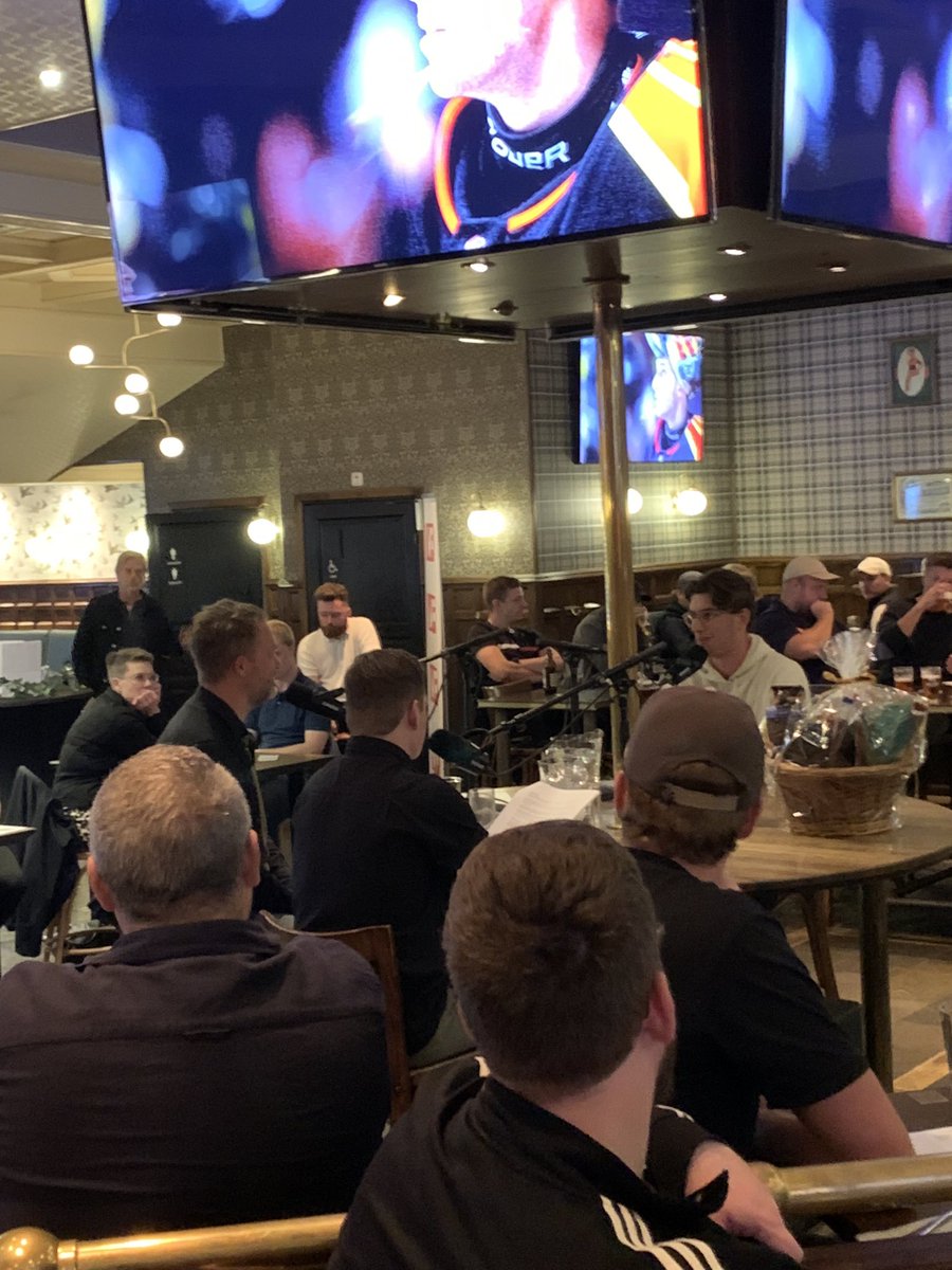 Mntgrove's tweet photo. Kollar på @VFekberg rodda VF Hockey-podd  och Damian Clara. ”Jag älskar onsdagar”  🤣 https://t.co/nzO2wp4bmj