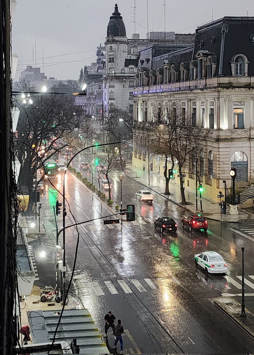 Se hizo de noche en la ciudad de La Plata y se prendieron todas las luces. Eso queda en segundo plano cuando te das cuenta que hay dos tipos peleándose en pleno diluvio. Foto periodismo.