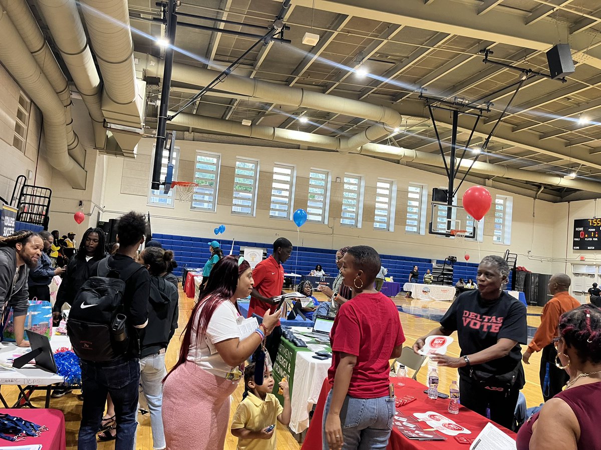 LaJoyLaw1's tweet photo. Yaaas @AnacostiaHigh !!! Had a blast at the Anacostia HS Back to School last night! Appreciate Principal Walker, Mr. Scott, Tori and the entire AnaHS team. Love our Ward 8 Schools!!!!!! #Ward8 #AbriasMom #ward8pride #Ward8Strong #dcpsschools #ward8schools #gr8schools https://t.co/2Oqf8ebROf