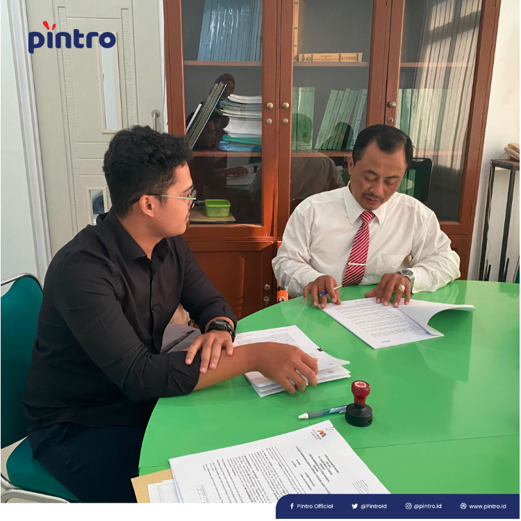 PintroId's tweet photo. Pintro dan Muhammadiyah 3 Yogyakarta Tandatangani Kerja Sama . Pada tanggal 14 Agustus 2024, Pintro menjalin kerja sama dengan Muhammadiyah 3 Yogyakarta. Kemitraan ini merupakan langkah signifikan dlm menghadirkan solusi digital yng terintegrasi untuk mendukung proses pendidikan https://t.co/d2o2SnCaki
