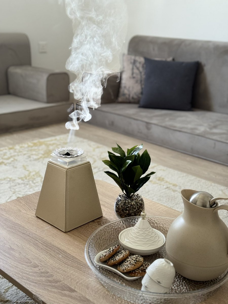 "ينجو الإِنسان حيِنمّا يحمل أُنسهُ في نفسهِ ومنزله ومسراته الصغيّرة"