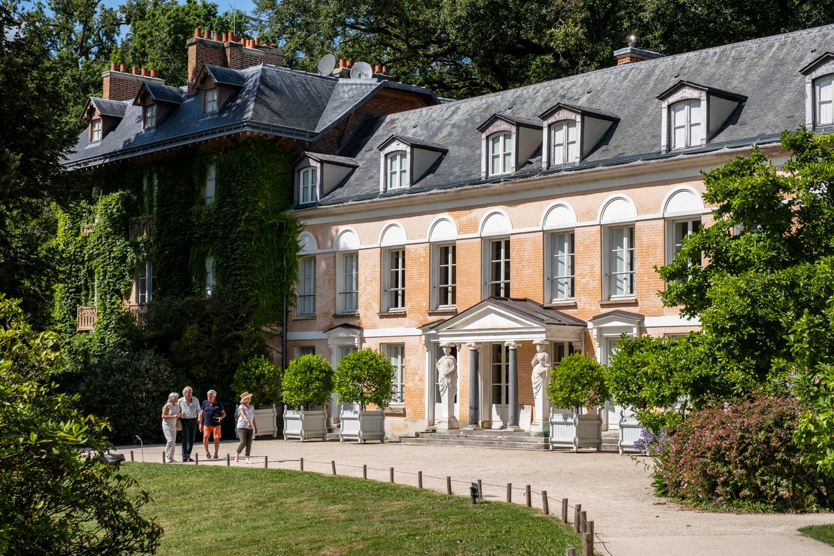 Destination Hauts-de-Seine (@destinationhds) on Twitter photo #JeudiPhoto La Maison de <a href="/ChateaubriandVL/">MaisonChateaubriand</a> sous le soleil des Hauts-de-Seine ☀️
📍 A visiter ce week-end lors des #JEP2024 <a href="/JEP/">Journéesdupatrimoine</a>
😍 Au programme : visites, ateliers, spectacles, bal costumé, découverte du métier de conservateur
👉vallee-aux-loups.hauts-de-seine.fr/journees-europ…
📸CD92/J.Brechler #JeudiPhoto La Maison de <a href="/ChateaubriandVL/">MaisonChateaubriand</a> sous le soleil des Hauts-de-Seine ☀️
📍 A visiter ce week-end lors des #JEP2024 <a href="/JEP/">Journéesdupatrimoine</a>
😍 Au programme : visites, ateliers, spectacles, bal costumé, découverte du métier de conservateur
👉vallee-aux-loups.hauts-de-seine.fr/journees-europ…
📸CD92/J.Brechler