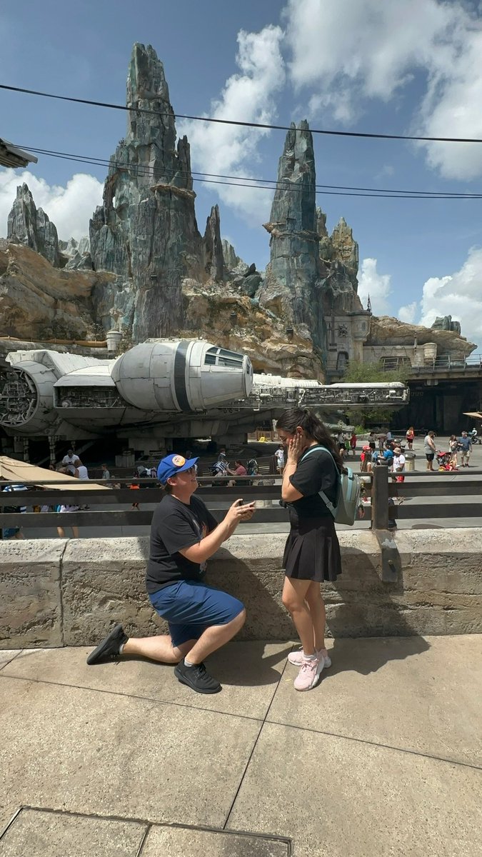 myuncleisLuke's tweet photo. Share your favorite photo from Galaxy’s Edge. One shot only! Taken a couple months ago! https://t.co/vCD1ybRUC4