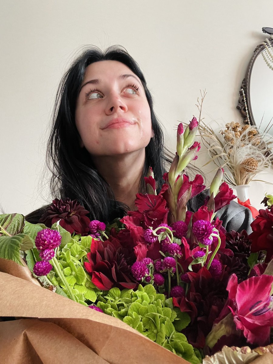 Привет! Мне 27 лет и впервые я в отношениях и впервые я в отношениях где мужчина без причины прислал мне цветы. На фотографии я плачу от счастья :’)