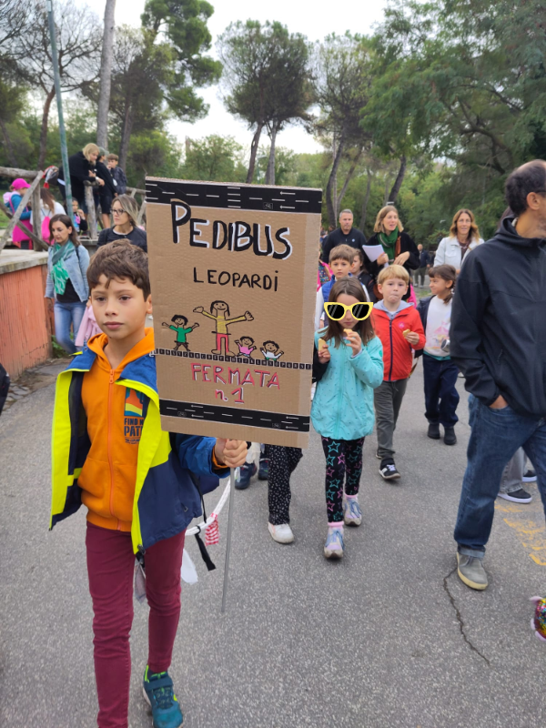 anna_becchi's tweet photo. Oggi a Roma #Biketoschool Bonghi e #Pedibus Leopardi, ieri inaugurazione #stradascolastica Monte Ruggero. La città che piace a noi è fatta così: strade senza macchine e aperte al gioco, e gruppi di piccoli che vanno a scuola a piedi e in bici insieme, allegri, sicuri, liberi. https://t.co/oisX1tycoK