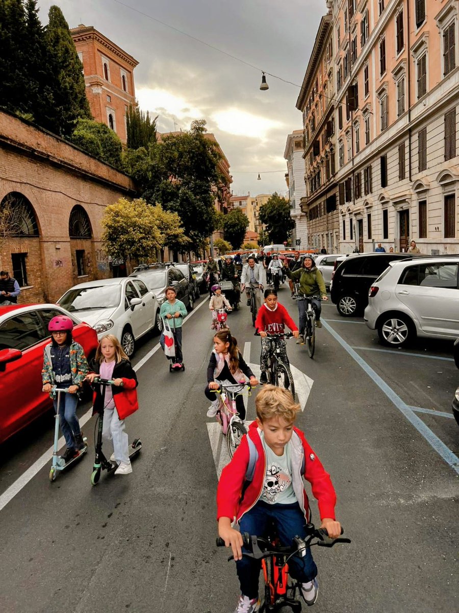 anna_becchi's tweet photo. Oggi a Roma #Biketoschool Bonghi e #Pedibus Leopardi, ieri inaugurazione #stradascolastica Monte Ruggero. La città che piace a noi è fatta così: strade senza macchine e aperte al gioco, e gruppi di piccoli che vanno a scuola a piedi e in bici insieme, allegri, sicuri, liberi. https://t.co/oisX1tycoK