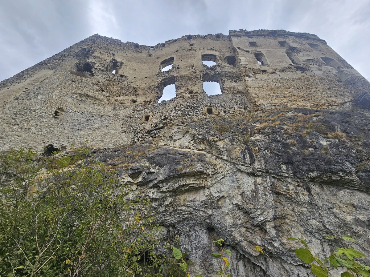 hrcka's tweet photo. 🔹 Hrad LIKAVA. Impozantný. Nielen jeden z najrozsiahlejších hradov Liptova, ale aj územia stredného Slovenska. Odborníci z nášho tímu už intenzívne pracujú na pripravovanej obnove hradného areálu. Obzvlášť sa tešíme na výskum PALÁCOV.

#obnova #nasaobnova #hrady #hradlikava https://t.co/4OGzzS9alx