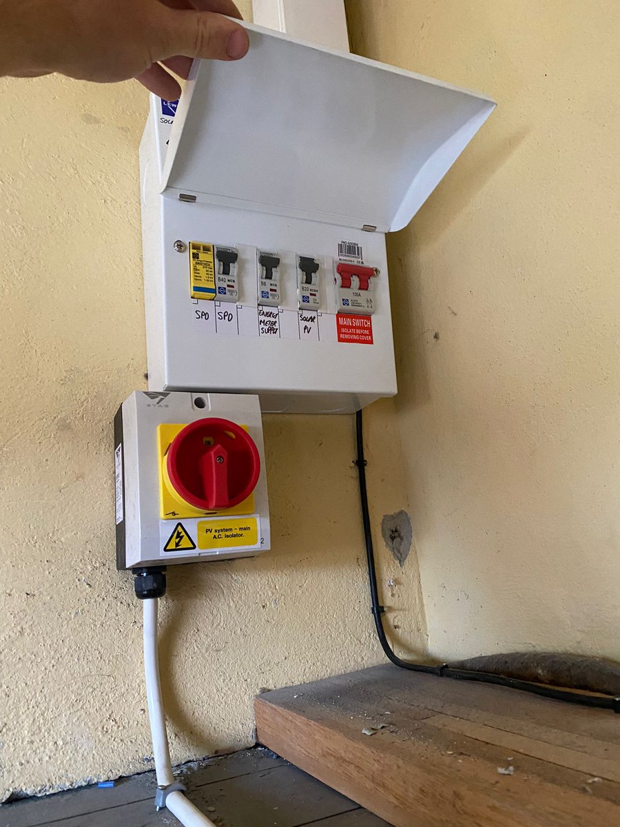 Sunvaultuk's tweet photo. 🌟 Another great install by Save Energy UK! 🌟 They’ve fitted a #FelicityESS LPBA48100-OL 5kWh LFP battery, providing efficient and reliable #EnergyStorage. ⚡🔋 Perfect for homes &amp; businesses looking for #CleanEnergy and  #SustainableLiving! 🌞
Visit:
https://t.co/RLn3pB3DnE https://t.co/r40Av4apKx