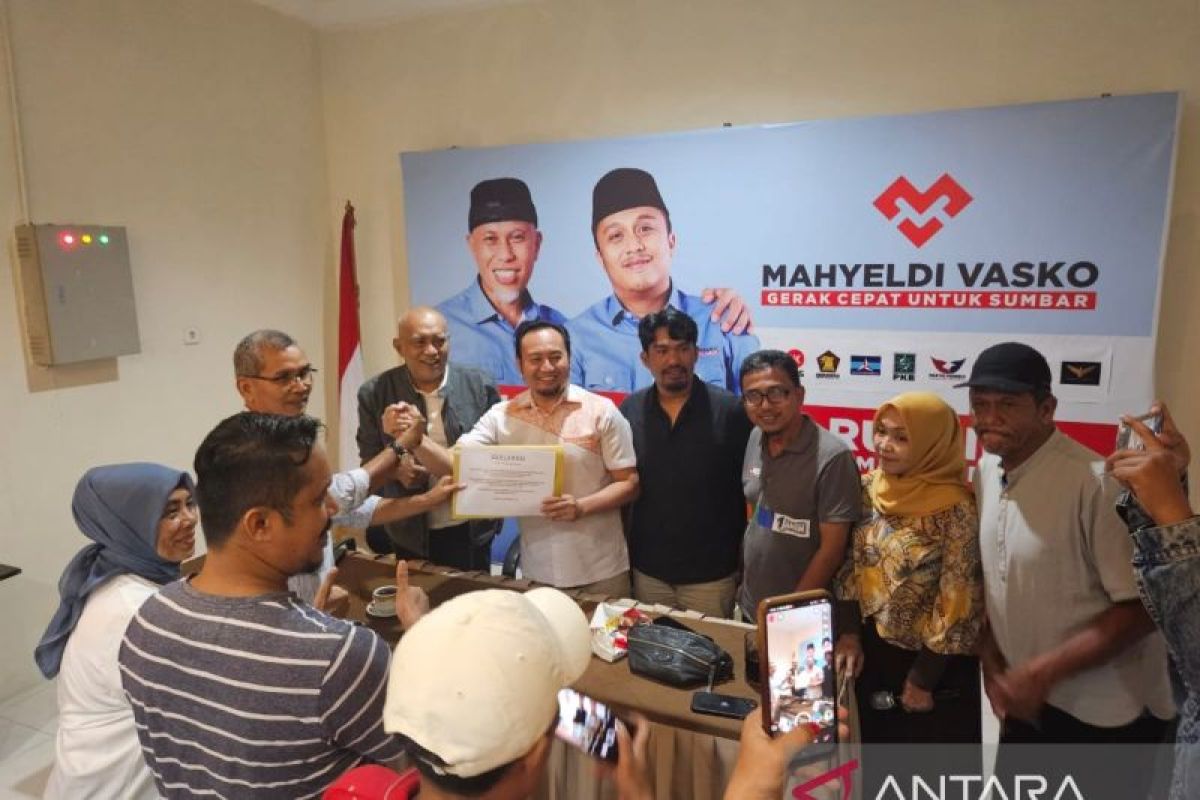 kabasolok's tweet photo. Eks Relawan AMIN dan Relawan Prabowo deklarasi dukung Mahyeldi-Vasko https://t.co/gzV5Y4Gu66 https://t.co/p2xtXfYeHq