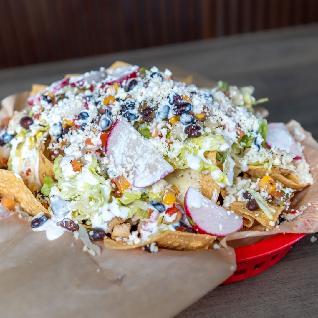 JavisTacosOmaha's tweet image. Stacked with freshness and flavor, our nachos are a crowd-pleaser at any gathering.🍴🎉 #CommunityFavorite #JavisTacos