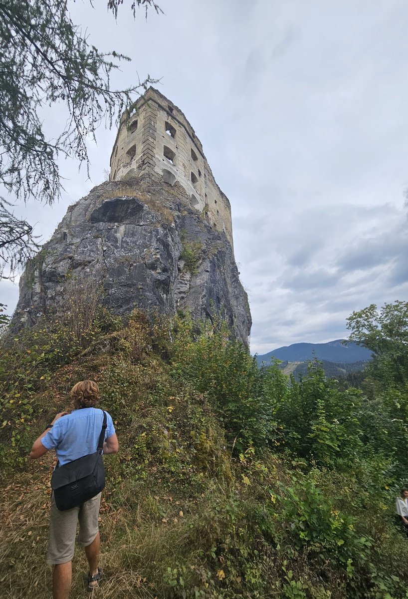 hrcka's tweet photo. 🔹 Hrad LIKAVA. Impozantný. Nielen jeden z najrozsiahlejších hradov Liptova, ale aj územia stredného Slovenska. Odborníci z nášho tímu už intenzívne pracujú na pripravovanej obnove hradného areálu. Obzvlášť sa tešíme na výskum PALÁCOV. 

#obnova #nasaobnova #hrady #hradlikava https://t.co/VivXTgxb0w