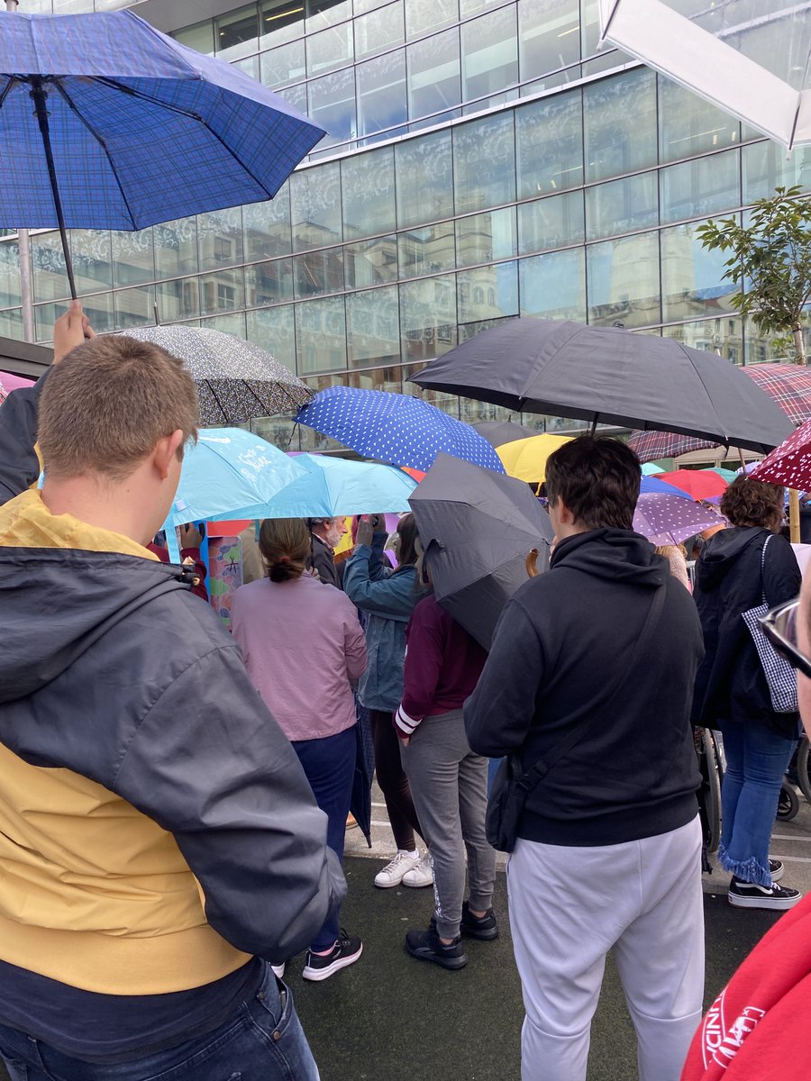 ZIG-eko ikasleek, Gorabidek inklusioaren alde antolatutako gordozola egunean parte hartu dute ☂️🌂 // El alumnado de AAT a participado el la paraguada a favor de la inclusión que ha organizado Gorabide ☂️🌂