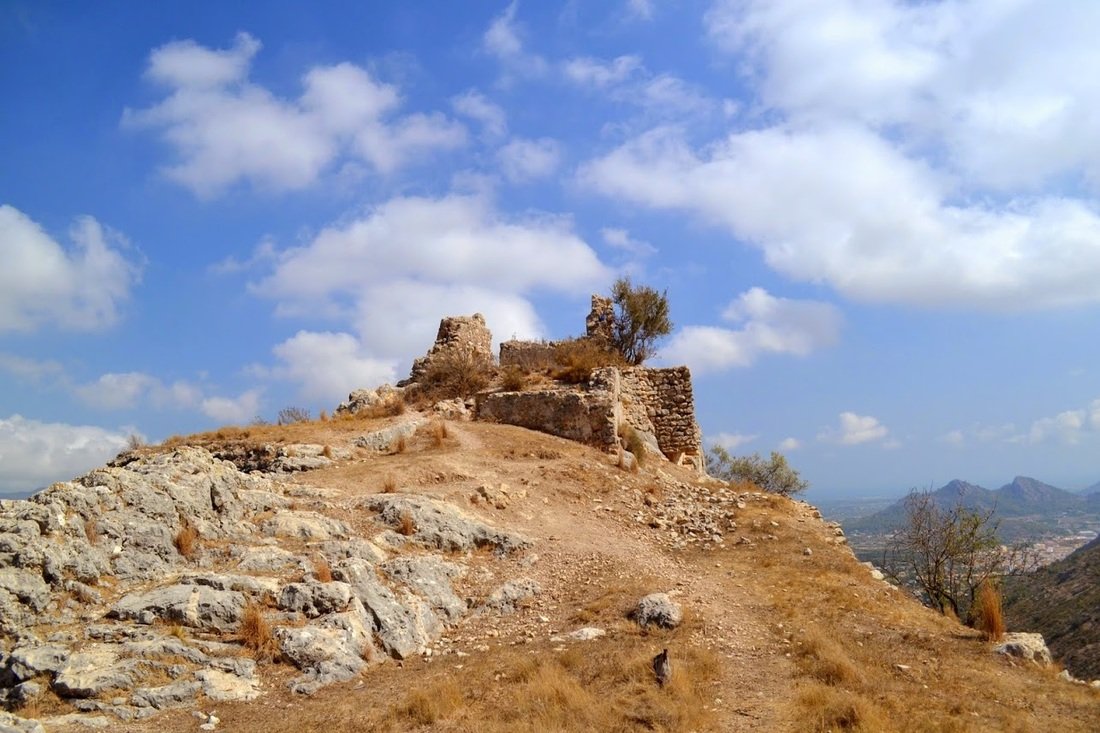 Memes_Historia's tweet photo. 3. Medievalista

"No a ver, Cariberto era el 3r sobrinastro de Burialdo III el Tuerto por vía matripaterna oblicua inversa lineal a sí misma"

"Excursión al castillo del pueblo"

"Según la Crónica Pacense San Paco se apareció al rey y le dio un sugus, de ahí su escudo familiar" https://t.co/vpQn8Y14Nc