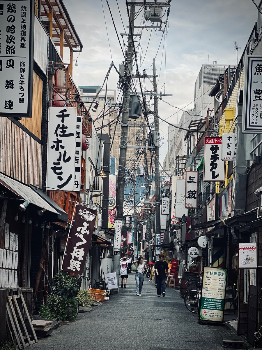 ciotan's tweet photo. 人生で初めて北千住という駅に降りたのだが、駅出てすぐの景色がこれで、所用を済ませたらすぐにちょっと飲んでしまいましたが美味しいし安いしなんですかこの天国みたいな街は…… https://t.co/97lGDOOEBH