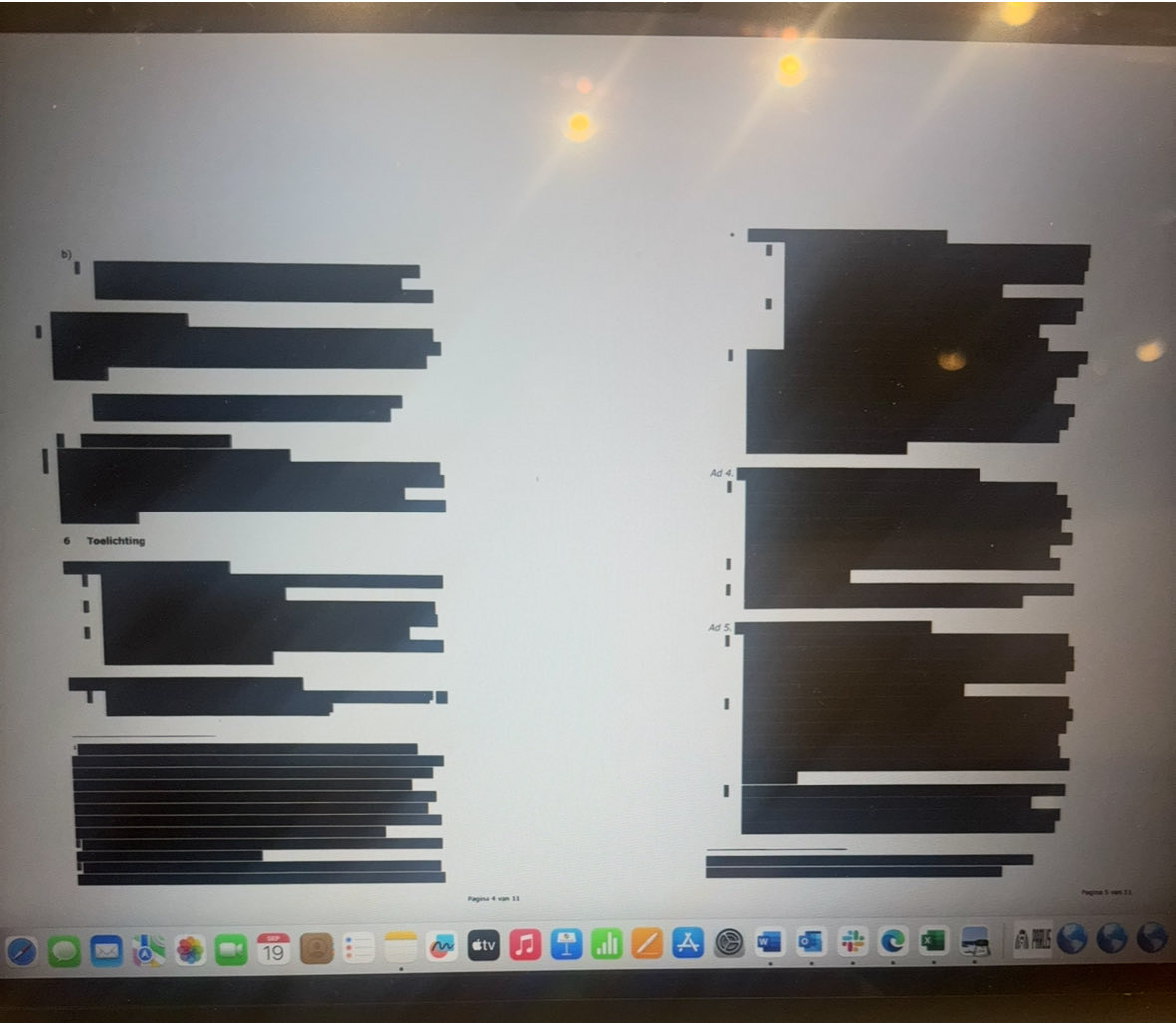 TomvanderLee's tweet photo. De stukken die inroepen noodwet dienen te onderbouwen zijn voor éénderde zwart gelakt en wat staat op pagina 54: 👉🏼 “Volgens volgens Binnenlandse Zaken (CSW) is er geen sprake is van een noodsituatie die activering van artikel 110 en artikel 111 vreemdelingenwet rechtvaardigt.” https://t.co/6HhmlJI3UI