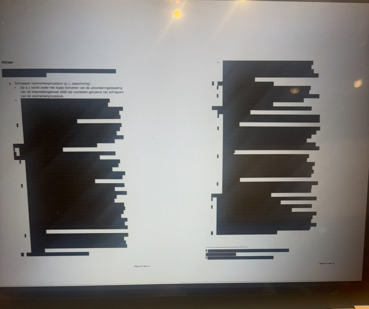 TomvanderLee's tweet photo. De stukken die inroepen noodwet dienen te onderbouwen zijn voor éénderde zwart gelakt en wat staat op pagina 54: 👉🏼 “Volgens volgens Binnenlandse Zaken (CSW) is er geen sprake is van een noodsituatie die activering van artikel 110 en artikel 111 vreemdelingenwet rechtvaardigt.” https://t.co/6HhmlJI3UI
