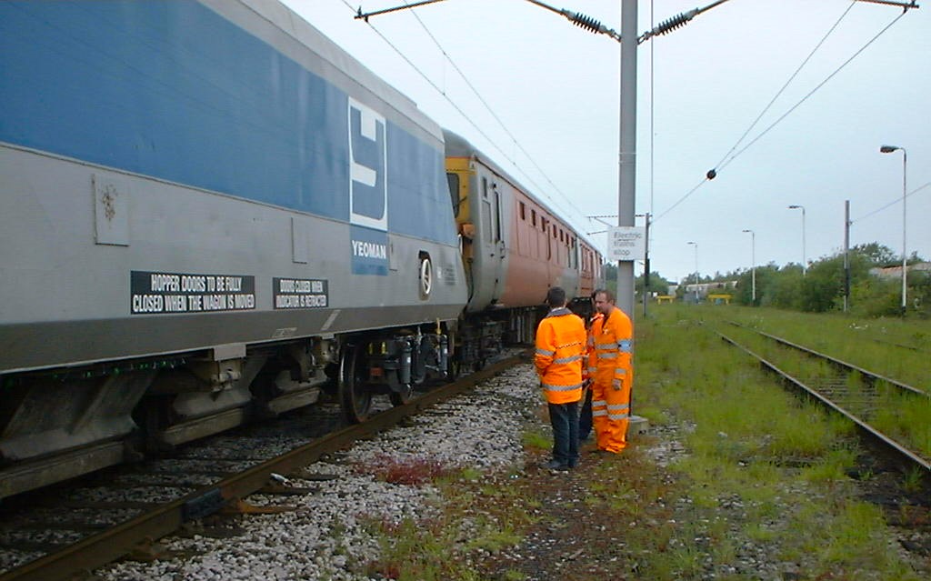 bowerbooks's tweet photo. Back in 2000 a trial was carried out with TF-25 bogies fitted under two O&K aggregate wagons, Box OK3312 and Hopper OK19314 had their bogies strain-gauged up at the RTC and a couple of test runs went to Carnforth and back, 4-5 April 2000. #railvehicletesting https://t.co/EIXvNbDIDb