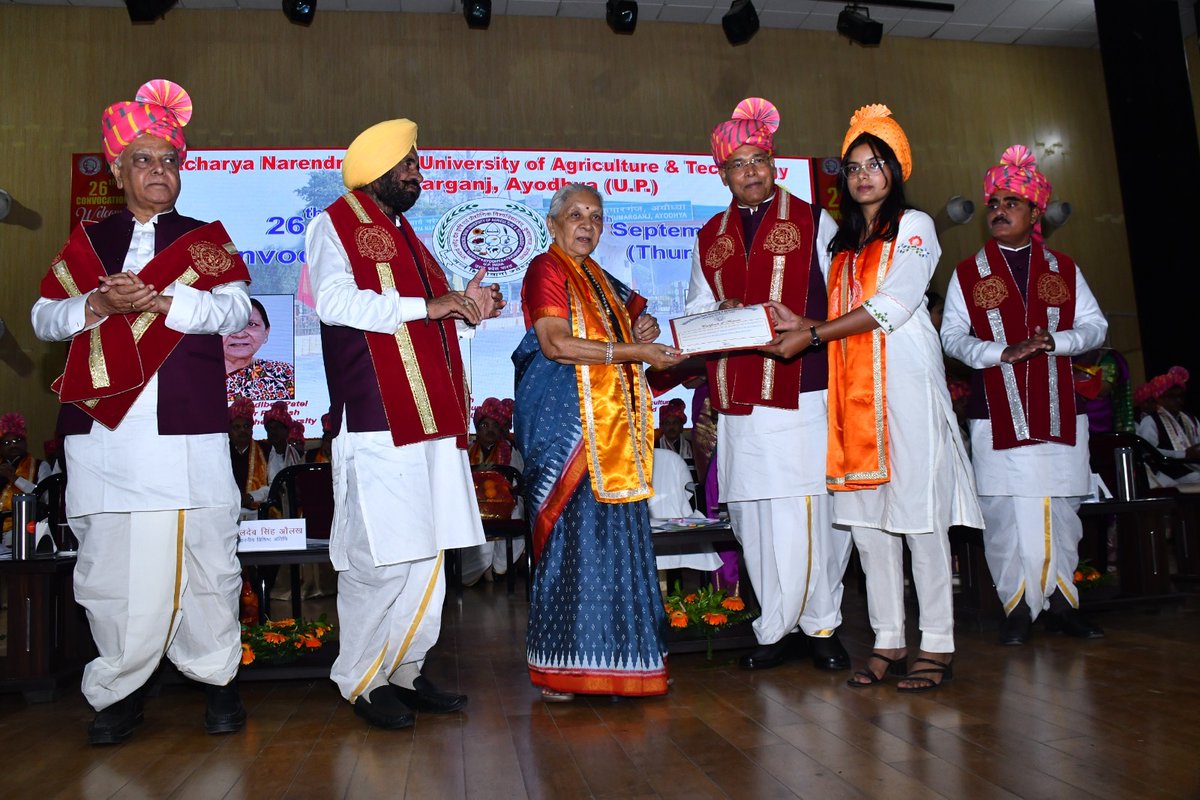 GovernorofUp's tweet photo. प्रदेश की राज्यपाल एवं राज्य विश्वविद्यालयों की कुलाधिपति,श्रीमती आनंदीबेन पटेल की अध्यक्षता में आज आचार्य नरेंद्र देव कृषि एवं प्रौद्योगिकी विश्वविद्यालय का 26वां दीक्षांत समारोह संपन्न हुआ। दीक्षांत समारोह में 595 छात्र-छात्राओं को उपाधियां व 27 मेधावियों को स्वर्ण पदक दिया गया https://t.co/ahg6yLdxBC