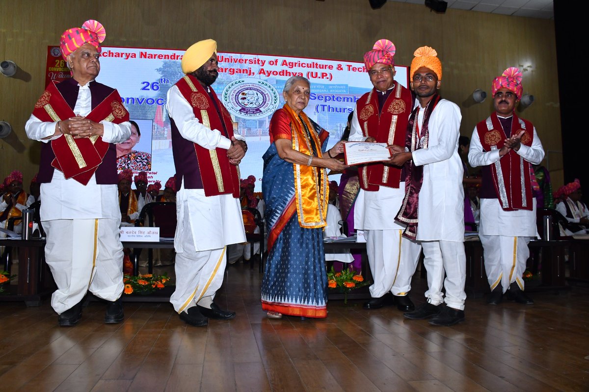 GovernorofUp's tweet photo. प्रदेश की राज्यपाल एवं राज्य विश्वविद्यालयों की कुलाधिपति,श्रीमती आनंदीबेन पटेल की अध्यक्षता में आज आचार्य नरेंद्र देव कृषि एवं प्रौद्योगिकी विश्वविद्यालय का 26वां दीक्षांत समारोह संपन्न हुआ। दीक्षांत समारोह में 595 छात्र-छात्राओं को उपाधियां व 27 मेधावियों को स्वर्ण पदक दिया गया https://t.co/ahg6yLdxBC