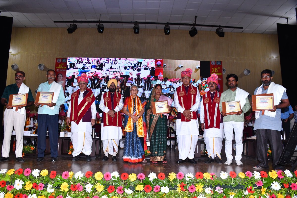 प्रदेश की राज्यपाल एवं राज्य विश्वविद्यालयों की कुलाधिपति,श्रीमती आनंदीबेन पटेल की अध्यक्षता में आज आचार्य नरेंद्र देव कृषि एवं प्रौद्योगिकी विश्वविद्यालय का 26वां दीक्षांत समारोह संपन्न हुआ। दीक्षांत समारोह में 595 छात्र-छात्राओं को उपाधियां व 27 मेधावियों को स्वर्ण पदक दिया गया