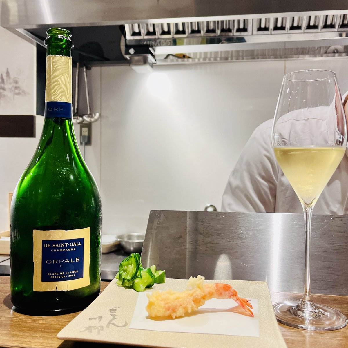 cellar_likaman's tweet photo. 今日は祇園川柳さんでいけずの女将で有名な@RieOhnishi さんと何年か振りにお食事😊女将さんと若女将さんとワインと天ぷら
　
ミシュラン掲載で満席。今後予約が取りにくくなるのかな…

#祇園川柳　#いけずの女将　#オルパール

オルパールの04めっちゃクリーミー。日本ではあまり知られてないけど本当に素晴らしいシャンパーニュ🍾